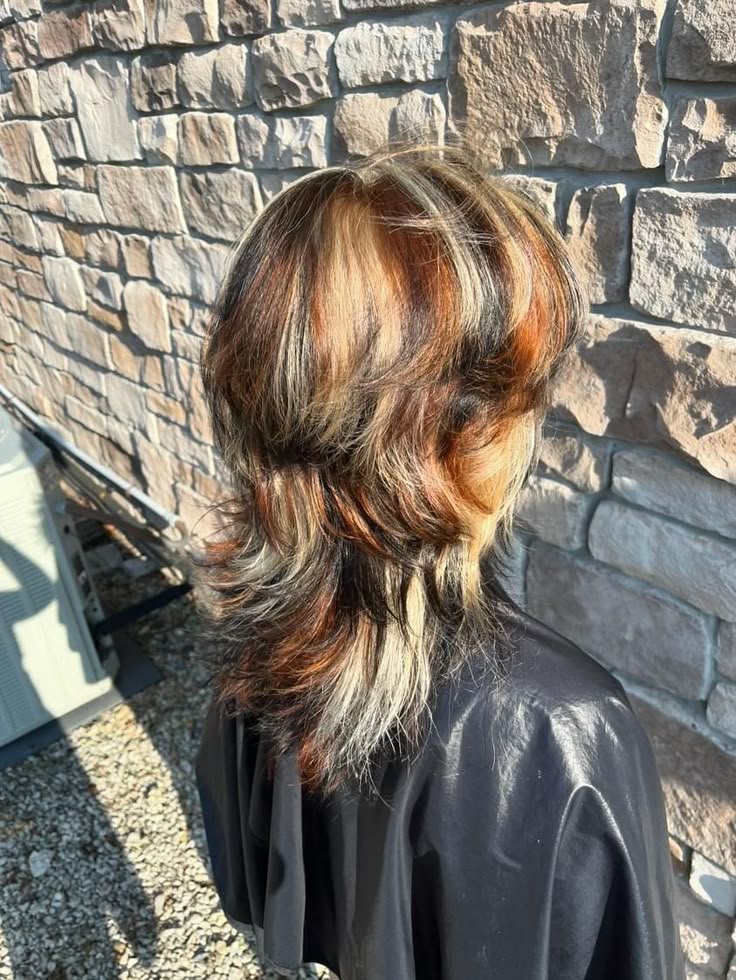 18 Light Calico Hair Ideas For Your Perfect Summer Glow-Up! - 3. Soft Waves and Subtle Hues